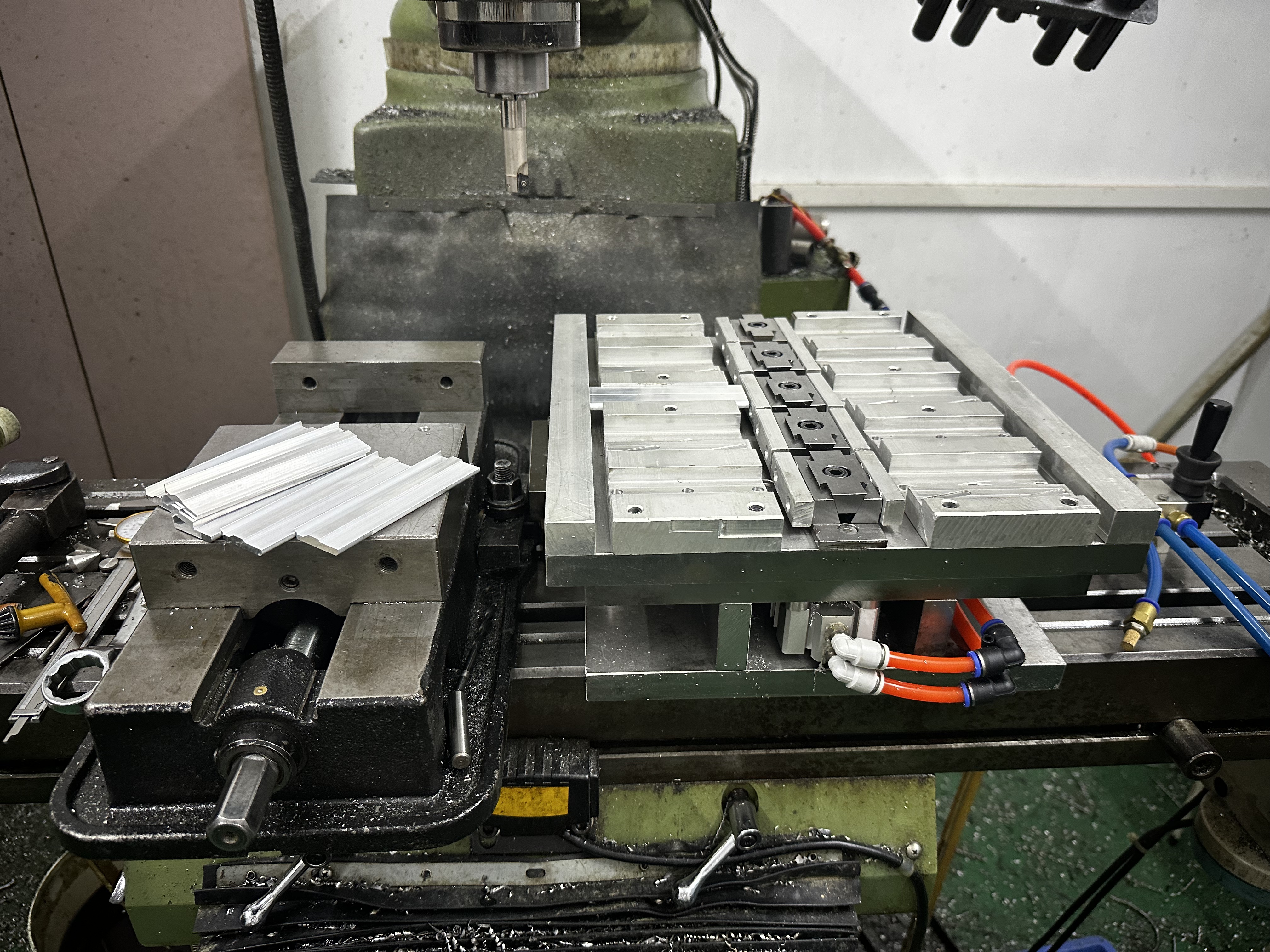 glass fitting manufacturers